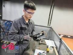 而是带他站在校史展板前