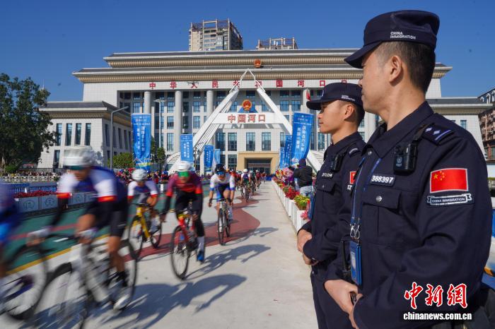 2025年中越‘两国一赛道’国际公路自行车赛开赛