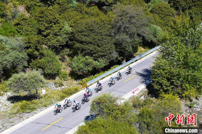 在西藏林芝举行的跨喜马拉雅国际公路自行车极