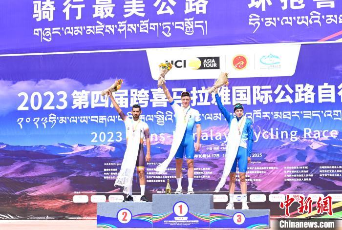 在西藏林芝举行的跨喜马拉雅国际公路自行车极
