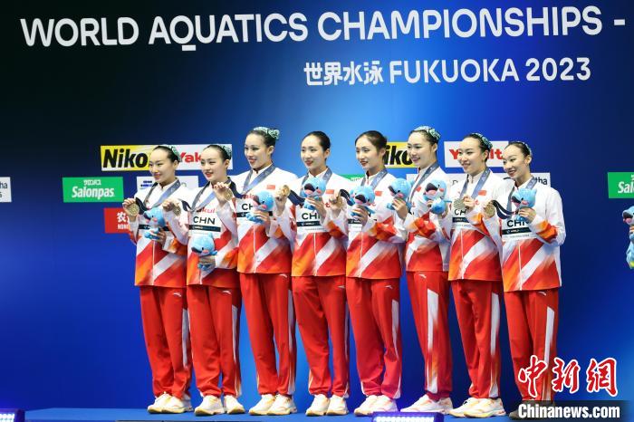 中国花样游泳队世锦赛夺冠 难度动作征服裁判