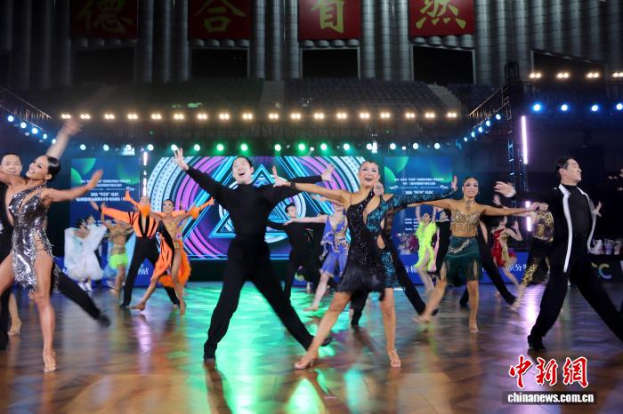 哈尔滨千人同台竞技 国际标准舞公开赛点燃冰雪