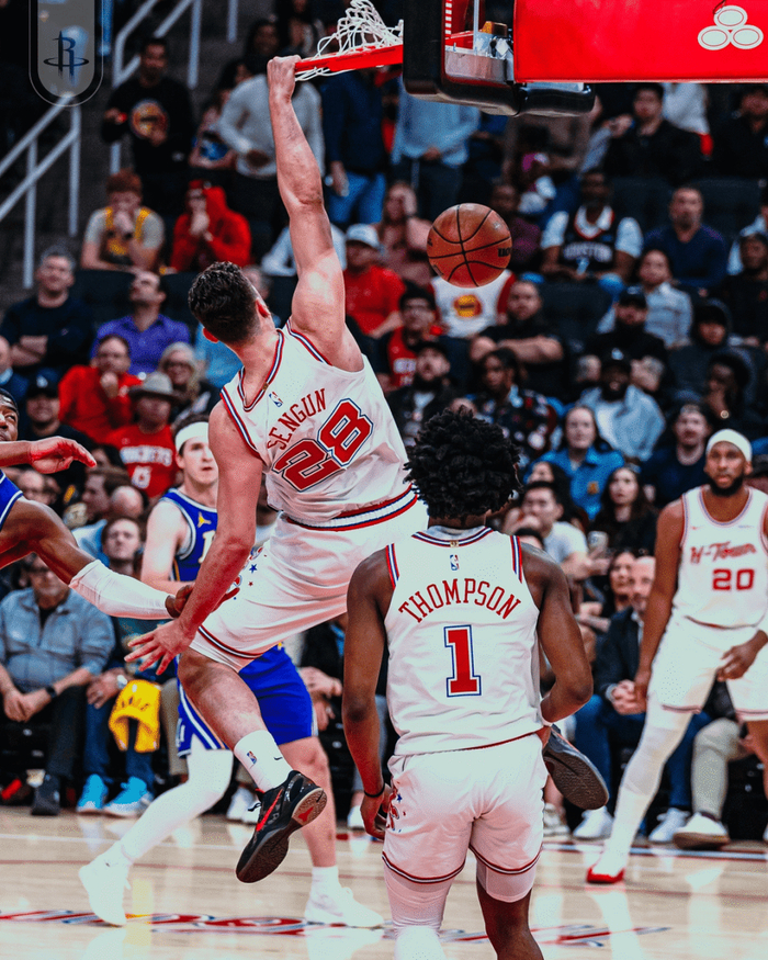 申京单臂砸扣八村垒 火箭官方晒赛场照引热议