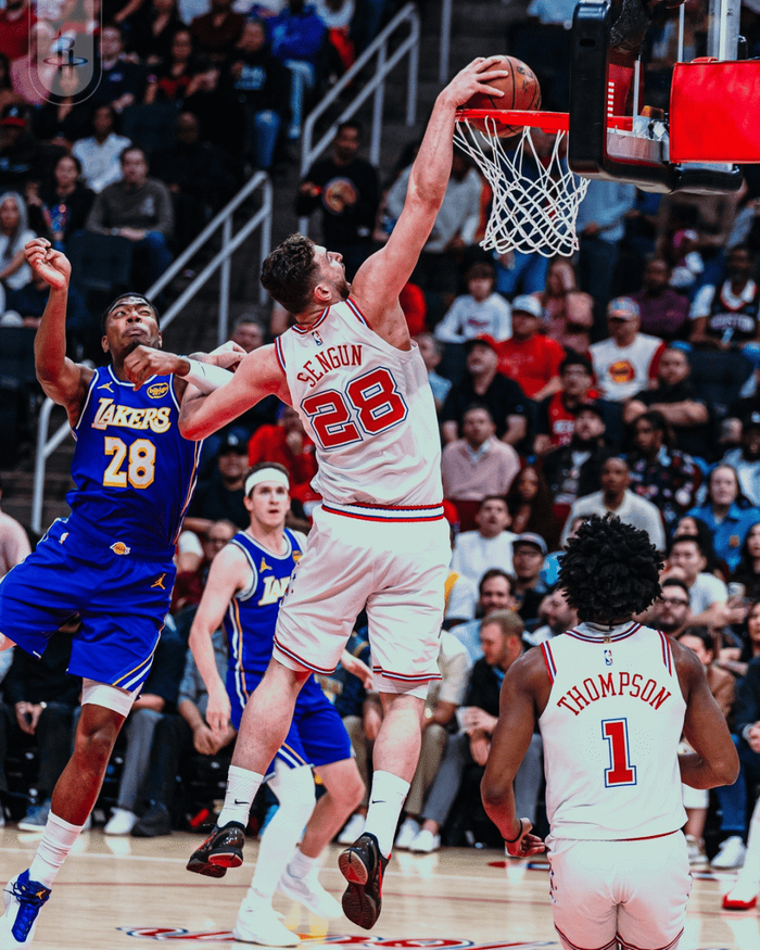 申京单臂砸扣八村垒 火箭官方晒赛场照引热议