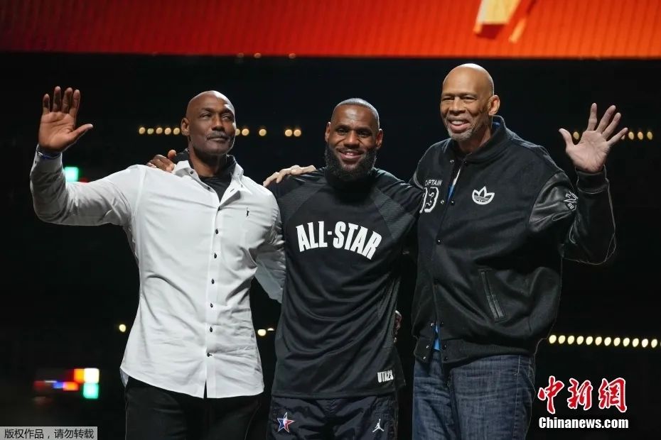 詹姆斯成为历史上首位生涯总得分突破四万分的