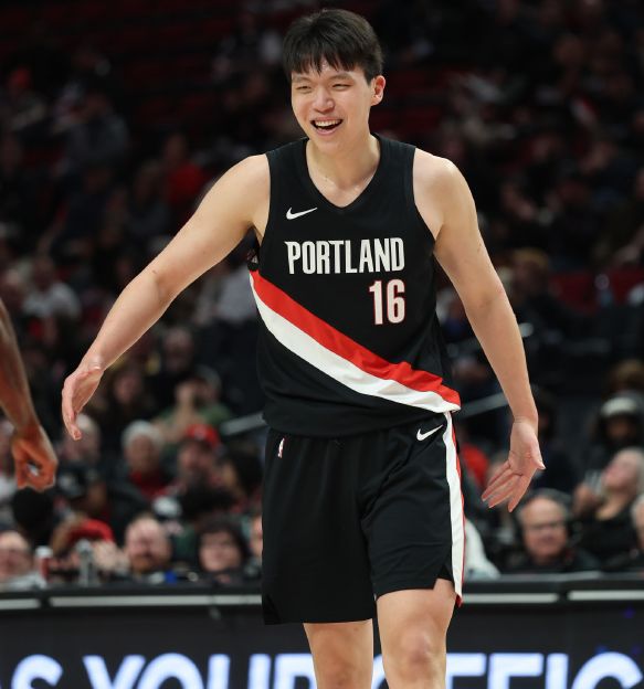 杨瀚森季后赛首秀成疑 文班亚马对决引期待