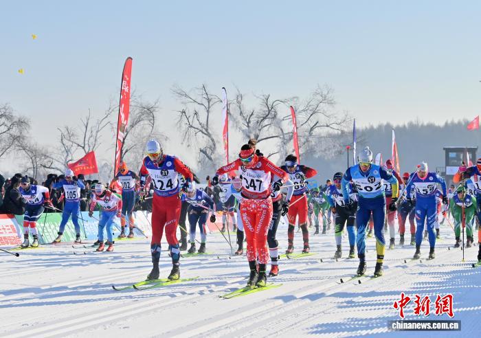 长春净月潭滑雪节盛大开幕 国际选手角逐冰雪赛